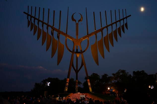 September 3, 2022, Barrie, ON, Canada: Friends, family and community members gather at vigil for six young people killed in a car accident in Barrie, Ont. on Saturday, September 3, 2022. Barrie Canada  - ZUMAc35_ 20220903_zaf_c35_067 Copyright: xChristopherxKatsarovx