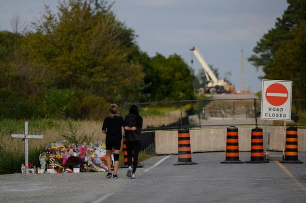 September 3, 2022, Barrie, ON, Canada: Friends and family visit a memorial near the site of an accident that killed six young people in Barrie, Ont. on Saturday, September 3, 2022. Barrie Canada  - ZUMAc35_ 20220903_zaf_c35_069 Copyright: xChristopherxKatsarovx
