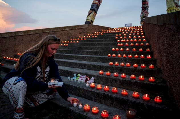 September 3, 2022, Barrie, ON, Canada: Friends, family and community members gather at vigil for six young people killed in a car accident in Barrie, Ont. on Saturday, September 3, 2022. Barrie Canada  - ZUMAc35_ 20220903_zaf_c35_072 Copyright: xChristopherxKatsarovx