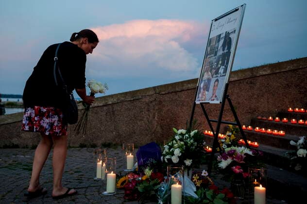 September 3, 2022, Barrie, ON, Canada: Friends, family and community members gather at vigil for six young people killed in a car accident in Barrie, Ont. on Saturday, September 3, 2022. Barrie Canada  - ZUMAc35_ 20220903_zaf_c35_074 Copyright: xChristopherxKatsarovx