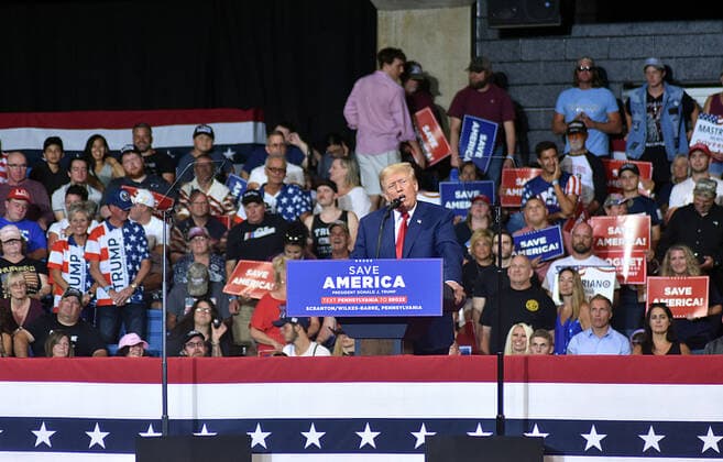 News Themen der Woche KW35 News Bilder des Tages September 3, 2022, Wilkes Barre, Pennsylvania, USA: The former US President Donald J Trump delivers remarks at a Save America rally in Wilkes Barre, the first one after FBI raid on his Mar-a-Lago home in Florida. He is campaigning for Republican candidates in Pennsylvania with the presence of many Trump supporters who flock to the rally in large numbers.  Copyright: xKylexMazzax