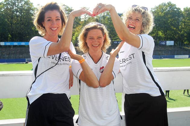 Julia Stinshoff, Anjorka Strechel and Anna Schäfer at the charity soccer match Kicken mit Herz for the benefit of the childrens cardiac ward of the University Hospital Eppendorf on 4 09 2022 in Hamburg Kicken mit Herz 2022 charity soccer match in Hamburg