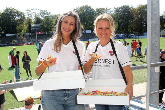Yasmina Filali and Nova Meierhenrich at the charity soccer match Kicken mit Herz for the benefit of the childrens heart ward of the University Hospital Eppendorf on 4 09 2022 in Hamburg Kicken mit Herz 2022 charity soccer match in Hamburg