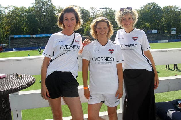 Julia Stinshoff, Anjorka Strechel and Anna Schäfer at the charity soccer match Kicken mit Herz for the benefit of the childrens cardiac ward of the University Hospital Eppendorf on 4 09 2022 in Hamburg Kicken mit Herz 2022 charity soccer match in Hamburg
