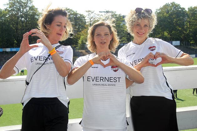 Julia Stinshoff, Anjorka Strechel and Anna Schäfer at the charity soccer match Kicken mit Herz for the benefit of the childrens cardiac ward of the University Hospital Eppendorf on 4 09 2022 in Hamburg Kicken mit Herz 2022 charity soccer match in Hamburg