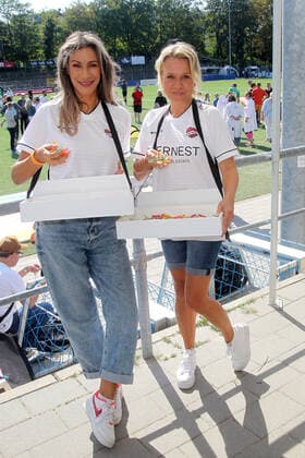 Yasmina Filali and Nova Meierhenrich at the charity soccer match Kicken mit Herz for the benefit of the childrens heart ward of the University Hospital Eppendorf on 4 09 2022 in Hamburg Kicken mit Herz 2022 charity soccer match in Hamburg