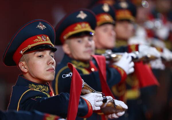 Russland, MilitÃ¤r-Musik-Festival in Moskau MOSCOW, RUSSIA â€“ SEPTEMBER 4, 2022: Members of the 154th Preobrazhensky Independent Commandant s Regiment perform in Red Square at the closing ceremony of the 2022 Spasskaya Tower International Military Music Festival. Artyom Geodakyan TASS  TS140854
