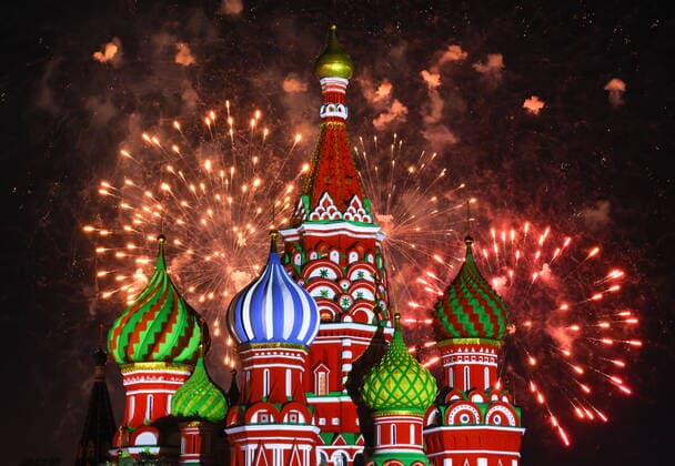 Russland, MilitÃ¤r-Musik-Festival in Moskau MOSCOW, RUSSIA â€“ SEPTEMBER 4, 2022: A firework display over Red Square at the closing ceremony of the 2022 Spasskaya Tower International Military Music Festival. Artyom Geodakyan TASS  TS140877