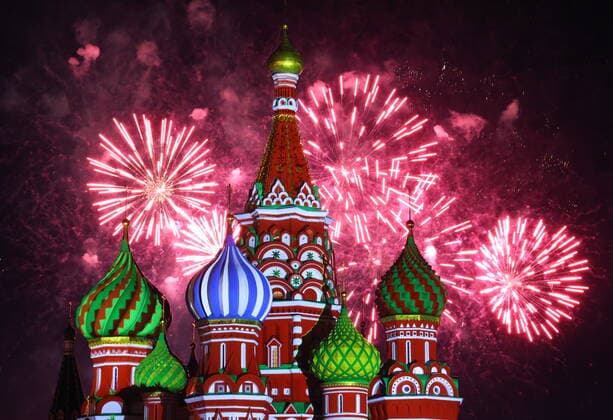 Russland, MilitÃ¤r-Musik-Festival in Moskau MOSCOW, RUSSIA â€“ SEPTEMBER 4, 2022: A firework display over Red Square at the closing ceremony of the 2022 Spasskaya Tower International Military Music Festival. Artyom Geodakyan TASS  TS140878