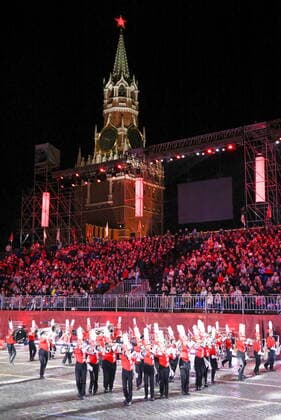 Russland, MilitÃ¤r-Musik-Festival in Moskau MOSCOW, RUSSIA â€“ SEPTEMBER 4, 2022: Members of Thailand s Boonwattana School Marching Band perform in Red Square at the closing ceremony of the 2022 Spasskaya Tower International Military Music Festival. Artyom Geodakyan TASS  TS140883