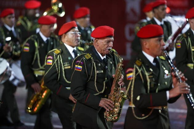 Russland, MilitÃ¤r-Musik-Festival in Moskau MOSCOW, RUSSIA â€“ SEPTEMBER 4, 2022: Members of Venezuela s Great Military Band of the National Bolivarian Armed Forces (Gran Banda Marcial de la Fuerza Armada Nacional Bolivariana, Comandante Supremo Hugo Chavez Frias) perform in Red Square at the closing ceremony of the 2022 Spasskaya Tower International Military Music Festival. Artyom Geodakyan TASS  TS14088D