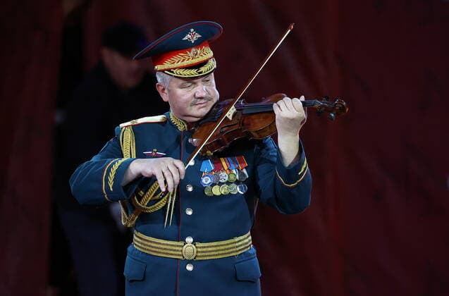 Russland, MilitÃ¤r-Musik-Festival in Moskau MOSCOW, RUSSIA â€“ SEPTEMBER 4, 2022: Spasskaya Bashnya music director Maj-Gen Timofei Mayakin performs in Red Square at the closing ceremony of the 2022 Spasskaya Tower International Military Music Festival. Artyom Geodakyan TASS  TS14089B
