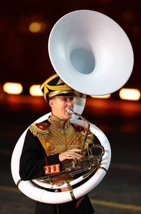 Russland, MilitÃ¤r-Musik-Festival in Moskau MOSCOW, RUSSIA â€“ SEPTEMBER 4, 2022: A member of the Russian Defence Ministry Central Military Band performs in Red Square at the closing ceremony of the 2022 Spasskaya Tower International Military Music Festival. Artyom Geodakyan TASS  TS1408A1