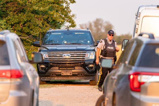 News Themen der Woche KW35 News Bilder des Tages September 4, 2022, Weldon, SK, Canada: A police officer walks in a crime scene in Weldon, Sask., on Sunday, Sept. 4, 2022. Saskatchewan RCMP has confirmed that there are 10 dead while 15 are injured following the stabbings that occurred at James Smith Cree Nation and Weldon in Saskatchewan. Weldon Canada  - ZUMAc35_ 20220904_zaf_c35_053 Copyright: xHeywoodxYux