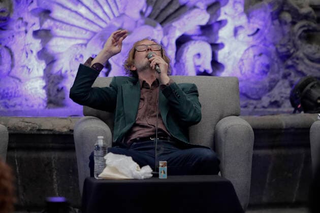 Jarvis Cocker präsentiert Buch in Mexiko Jarvis Cocker Presents Book In Mexico Jarvis Cocker, leader of the iconic alternative band Pulp, during the presentation of his new book Good Pop, Bad Pop , at the Museum of Mexico City, which recounts through the memories of the British musician, while making an inventory of everything he has collected throughout his life, among old clothes, cassettes, a watch, broken glasses, and other objects, which narrates the key memories that the objects trigger or inspire him. Mexico City Mexico City Mexico Copyright: xGerardoxVieyrax originalFilename: vieyra-notitle220904_npAOY.jpg