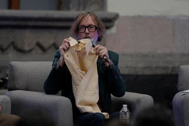 Jarvis Cocker präsentiert Buch in Mexiko Jarvis Cocker Presents Book In Mexico Jarvis Cocker, frontman of the iconic alternative band Pulp, holds up a shirt during the presentation of his new book Good Pop, Bad Pop , at the Mexico City Museum, which recounts through the memories of the British musician, while making an inventory of everything he has collected throughout his life, among old clothes, cassettes, a watch, broken glasses, and other objects, which narrates the key memories that the objects trigger or inspire him. Mexico City Mexico City Mexico Copyright: xGerardoxVieyrax originalFilename: vieyra-notitle220904_npsJg.jpg