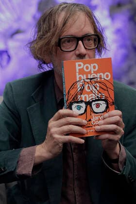 Jarvis Cocker präsentiert Buch in Mexiko Jarvis Cocker Presents Book In Mexico Jarvis Cocker, frontman of the iconic alternative band Pulp, holds a book during the presentation of his new book Good Pop, Bad Pop , at the Mexico City Museum, which recounts through the memories of the British musician, while making an inventory of everything he has collected throughout his life, among old clothes, cassettes, a watch, broken glasses, and other objects, which narrates the key memories that the objects trigger or inspire him. Mexico City Mexico City Mexico Copyright: xGerardoxVieyrax originalFilename: vieyra-notitle220904_npzEa.jpg