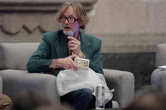 Jarvis Cocker präsentiert Buch in Mexiko Jarvis Cocker Presents Book In Mexico Jarvis Cocker, frontman of the iconic alternative band Pulp, holds a watch during the presentation of his new book Good Pop, Bad Pop , at the Mexico City Museum, which recounts through the memories of the British musician, while making an inventory of everything he has collected throughout his life, among old clothes, cassettes, a watch, broken glasses, and other objects, which narrates the key memories that the objects trigger or inspire him. Mexico City Mexico City Mexico Copyright: xGerardoxVieyrax originalFilename: vieyra-notitle220904_npzPL.jpg