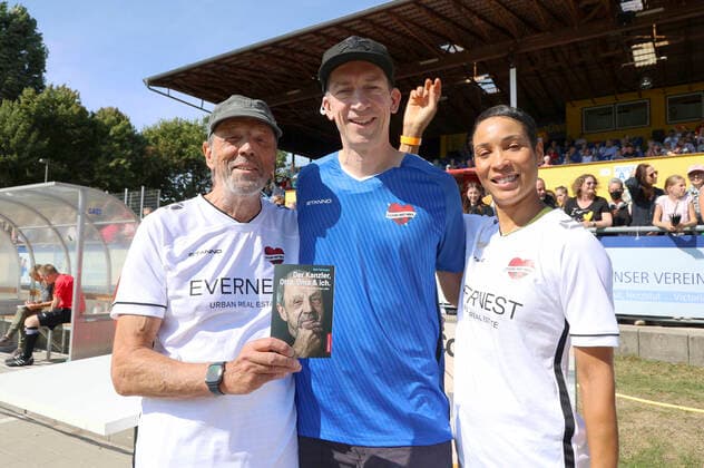 Rolf Fuhrmann, Steffen Hallaschka and Annabelle Mandeng at the charity soccer match Kicken mit Herz 2022 in aid of the UKE Heart Center at the SC Victoria Hamburg stadium, 04 09 2022 Foto:xgbrcix xFuturexImage