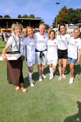 Anna Schäfer, Esther Roling, Johannes B Kerner, Anjorka Strechel, Julia Stinshoff and Nova Meierhenrich at the charity soccer match Kicken mit Herz 2022 in aid of the UKE Heart Center at the SC Victoria Hamburg stadium, 04 09 2022 Foto:xgbrcix xFuturexImage
