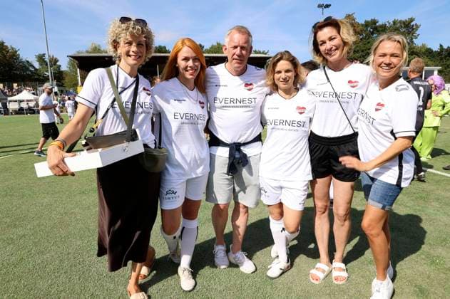 Anna Schäfer, Esther Roling, Johannes B Kerner, Anjorka Strechel, Julia Stinshoff and Nova Meierhenrich at the charity soccer match Kicken mit Herz 2022 in aid of the UKE Heart Center at the SC Victoria Hamburg stadium, 04 09 2022 Foto:xgbrcix xFuturexImage