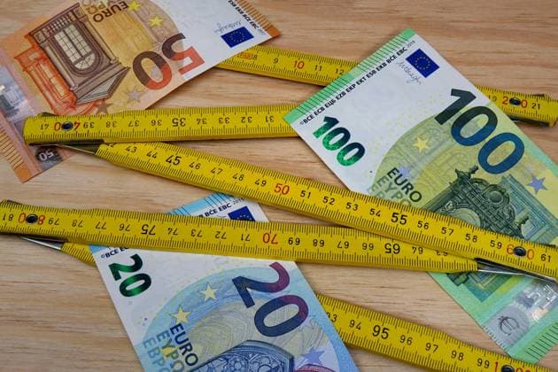 Zollstock und Geldscheine Zollstock und Geldscheine, 01.09.2022, Borkwalde, Brandenburg, Zwischen einem Zollstock liegen verschiedene Geldscheine. *** Folding rule and banknotes Folding rule and banknotes, 01 09 2022, Borkwalde, Brandenburg, Between a folding rule lie different banknotes