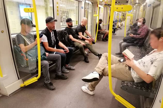 27 08 2022, Berlin Germany Although masks are compulsory in public transport, fewer and fewer people adhere to them