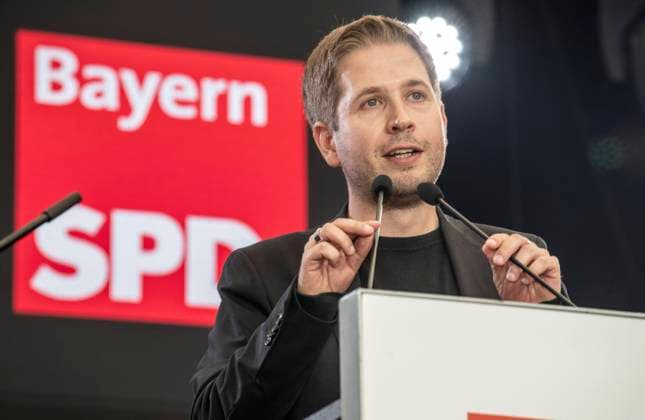 News Themen der Woche KW36 News Bilder des Tages Kevin Kühnert, SPD Generalsekretär, Auftritt beim Politischen Gillamoos 2022, Politischer Montag beim traditionellen Volksfest in Abensberg, 05.09.2022 Deutschland, Abensberg, 05.09.2022, Kevin Kühnert, SPD-Generalsekretär, Auftritt beim traditionellen Politischen Frühschoppen, Gillamoos 2022, Gillamoos ist ein traditionelles bayerisches Volksfest, Gillamoos-Festwiese, Gillamooswiese, Politik, Sozialdemokraten, September 2022, Bayern, *** Kevin Kühnert, SPD Secretary General, appearance at the Political Gillamoos 2022, Political Monday at the traditional folk festival in Abensberg, 05 09 2022 Germany, Abensberg, 05 09 2022, Kevin Kühnert, SPD Secretary General, appearance at the traditional Political Frühschoppen, Gillamoos 2022, Gilla