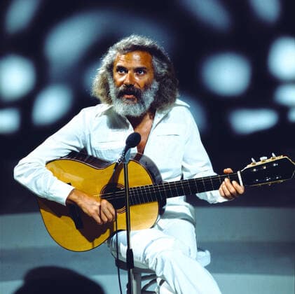 GEORGES MOUSTAKI Georges Moustaki, französischer Chanson Sänger, Liedermacher, Komponist und Lyriker, TV-Auftritt, Deutschland, 1976. Georges Moustaki, French Chanson singer, songwriter, composer and lyricist, TV performance, Germany, 1976., Deutschland Copyright: kpa UnitedArchives55024360 EDITORIAL USE ONLY