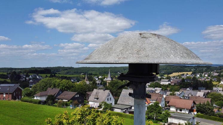 05.09.2022: Am Donnerstag, 8. September, findet der landesweite Warntag in Nordrhein-Westfalen statt. Im Bild einealtmodische Sirene bei der Grundschule Wilnsdorf. Wilnsdorf NRW (Nordrhein-Westfalen) Germany 2022-09-05_Wilnsdorf_Altmodische Sirene neben Grundschule_Foto_Hercher_5 *** 05 09 2022 On Thursday, September 8, the statewide warning day takes place in North Rhine-Westphalia In the picture analtmodische siren next to the elementary school Wilnsdorf Wilnsdorf NRW North Rhine-Westphalia Germany 2022 09 05 Wilnsdorf Altmodische Sirene neben Grundschule Foto Hercher 5