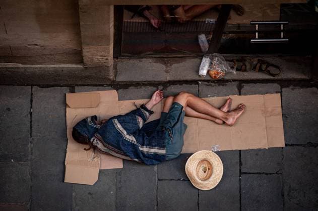 September 5, 2022, Barcelona, Spain: Homeless man sleeps in an alley of Barcelona s Gothic Quarter. Barcelona Spain - ZUMAb137 20220905_zap_b137_001 Copyright: xJordixBoixareux