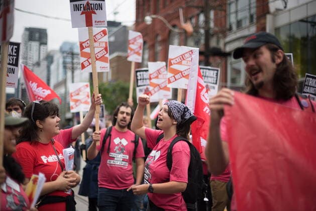 September 5, 2022, TORONTO, ON, CANADA: Participants chant as they march through Toronto during the Labour Day Parade on Monday, September 5, 2022. TORONTO CANADA  - ZUMAc35_ 20220905_zaf_c35_031 Copyright: xTijanaxMartinx