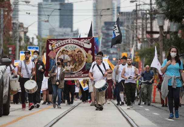 September 5, 2022, TORONTO, ON, CANADA: Union members and activist march through Toronto during the Labour Day Parade on Monday, September 5, 2022. TORONTO CANADA  - ZUMAc35_ 20220905_zaf_c35_040 Copyright: xTijanaxMartinx