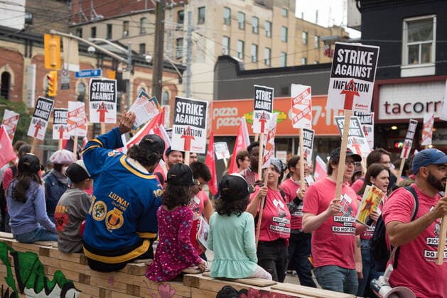 September 5, 2022, TORONTO, ON, CANADA: A family watches as activist and union members march through Toronto during the Labour Day Parade on Monday, September 5, 2022. TORONTO CANADA  - ZUMAc35_ 20220905_zaf_c35_046 Copyright: xTijanaxMartinx