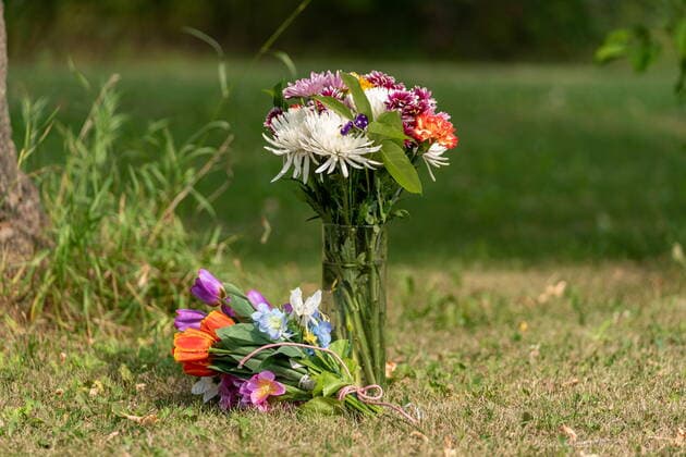 September 5, 2022, Weldon, SK, Canada: Flowers are placed in front of the home of a victim who has been identified by residents as Wes Petterson in Weldon, Sask., on Monday, September 5, 2022. Saskatchewan RCMP say arrest warrants have been issued for two suspects in a deadly stabbing rampage who remain at large. Weldon Canada  - ZUMAc35_ 20220905_zaf_c35_049 Copyright: xHeywoodxYux