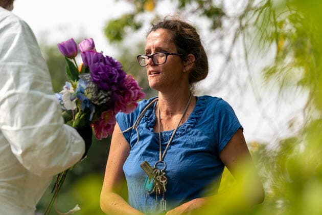 September 5, 2022, Weldon, SK, Canada: Ruby Works speaks with a forensic investigator before bringing flowers to the home of a victim who has been identified by residents as Wes Petterson in Weldon, Sask., on Monday, September 5, 2022. Works said that the 77-years-old victim was like an uncle to her. Saskatchewan RCMP say arrest warrants have been issued for two suspects in a deadly stabbing rampage who remain at large. Weldon Canada  - ZUMAc35_ 20220905_zaf_c35_050 Copyright: xHeywoodxYux