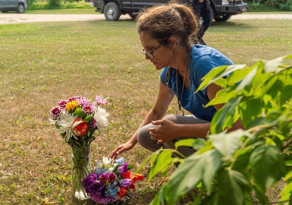 News Bilder des Tages September 5, 2022, Weldon, SK, Canada: Ruby Works places flowers at the home of a victim who has been identified by residents as Wes Petterson in Weldon, Sask., on Monday, September 5, 2022. Works said that the 77-years-old victim was like an uncle to her. Saskatchewan RCMP say arrest warrants have been issued for two suspects in a deadly stabbing rampage who remain at large. Weldon Canada  - ZUMAc35_ 20220905_zaf_c35_052 Copyright: xHeywoodxYux