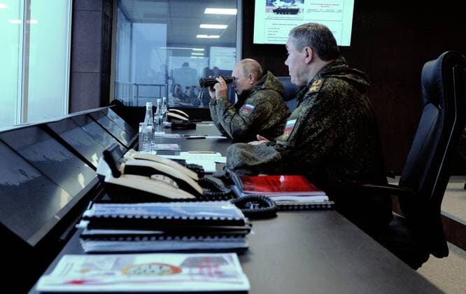 News Themen der Woche KW36 News Bilder des Tages Russia Putin Far Eastern Federal District 8268792 06.09.2022 Russian President Vladimir Putin observes the Vostok-2022 strategic command post exercises, which involve the Eastern Military District troops, at the Sergeevsky training ground, in Primorsky krai region, Russia. Over 50,000 people, more than 5,000 military vehicles, including 140 aircraft, 60 vessels are involved in the drills. Chief of the Russian General Staff Valery Gerasimov, is at right. Mikhail Klimentyev POOL Primorsky krai region Russia  Copyright: xMikhailxKlimentyevx