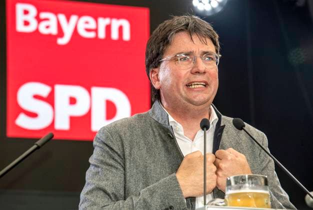 Florian von Brunn, SPD-Vorsitzender Bayern, Redner beim Politischen Gillamoos 2022, Politischer Montag beim traditionellen Volksfest in Abensberg, 05.09.2022 Deutschland, Abensberg, 05.09.2022, Florian von Brunn, SPD-Vorsitzender Bayern, Redner beim traditionellen Politischen Frühschoppen, Bayern SPD, Gillamoos 2022, Gillamoos ist ein traditionelles bayerisches Volksfest, Gillamoos-Festwiese, Gillamooswiese, Politik, Sozialdemokraten, September 2022, Bayern, *** Florian von Brunn, SPD Chairman Bavaria, Speaker at the Political Gillamoos 2022, Political Monday at the traditional folk festival in Abensberg, 05 09 2022 Germany, Abensberg, 05 09 2022, Florian von Brunn, SPD Chairman Bavaria, Speaker at the traditional Political Morning, Bavari