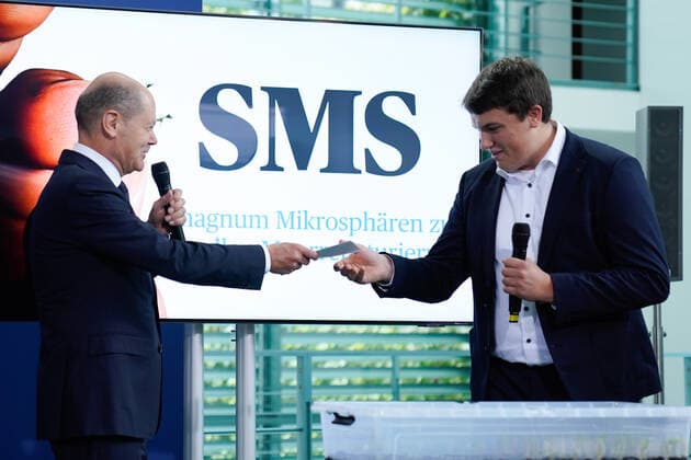 Reception of the prize winners of the 57 Federal Competition Youth research by the Chancellor and the Federal Minister of Education Current, 06 09 2022, Berlin, Chancellor Olaf Scholz hands over the prize money to the winner of the special prize of the Chance