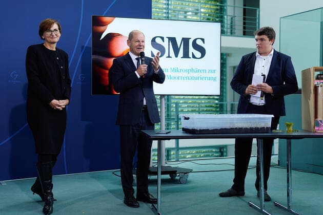 Reception of the prize winners of the 57 Federal Competition Youth research by the Chancellor and the Federal Minister of Education Current, 06 09 2022, Berlin, Chancellor Olaf Scholz and Bet