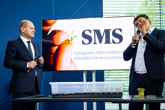 Chancellor Olaf Scholz L with the winner of the 57 Jugend Forscht Cornelius Aegidian Quint R at the Chancellors Office in Berlin on September 6, 2022 The project of the 18 year old allows mosses to quickly reestablish themselves on peatlands in order to renaturalize the latter Chancellor Scholz receives the winner of the 57 Jugend Forscht