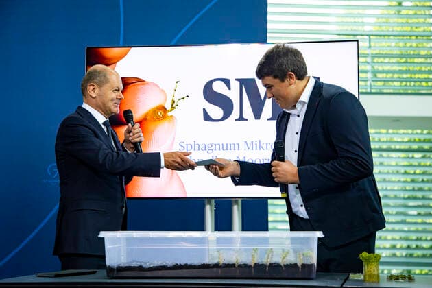 Chancellor Olaf Scholz L presents the winner of the 57 Jugend Forscht Cornelius Aegidian Quint R his prize in the Chancellors Office in Berlin on September 6, 2022 The project of the 18 year old allows mosses to be quickly reestablished on mire areas in order to renaturalize the latter Chancellor Scholz receives the prize winners of the 57 Jugend Forscht