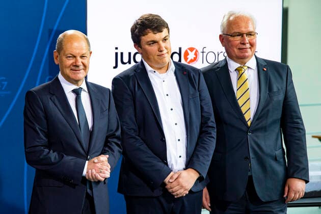 L R Chancellor Olaf Schollz, the winner of the 57 Jugend Forscht Cornelius Aegidian Quint and the managing director of the foundation Jugend forscht e V Sven Baszio in the Chancellors Office in Berlin on September 6, 2022 The project of the 18 year old allows mosses to quickly reestablish themselves on peatlands in order to renaturalize