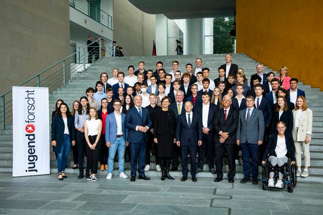 Chancellor Scholz C poses for a group photo with the prize winners of 57 Jugend Forscht at the Chancellors Office in Berlin on September 6, 2022 Chancellor Scholz receiving the prize winners of 57 Jugend Forscht