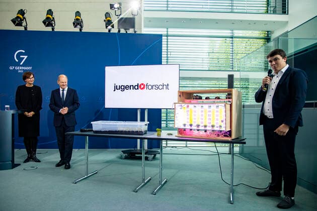 Federal Chancellor Olaf Scholz C and the Federal Minister of Education and Research Bettina Stark Watzinger L with the winner of the 57 Jugend Forscht Cornelius Aegidian Quint R in the Chancellery in Berlin on 6 September 2022 The project of the 18 year old allows mosses to quickly reestablish on moorland to renaturate the lat