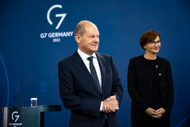 Federal Chancellor Olaf Scholz L and the Federal Minister of Education and Research Bettina Stark Watzinger R with the winner of the 57 Jugend Forscht Cornelius Aegidian Quint R at the Chancellors Office in Berlin on September 6, 2022 The project of the 18 year old allows mosses to quickly reestablish themselves on mire areas