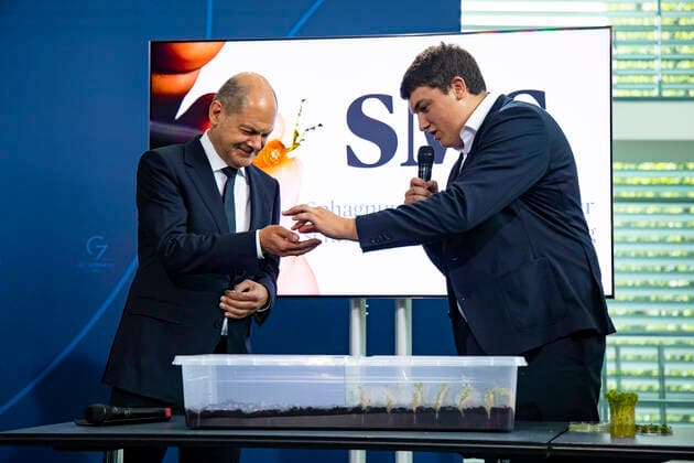 Chancellor Olaf Scholz L with the winner of the 57 Jugend Forscht Cornelius Aegidian Quint R at the Chancellors Office in Berlin on September 6, 2022 The project of the 18 year old allows mosses to quickly reestablish themselves on peatlands in order to renaturalize the latter Chancellor Scholz receives the winner of the 57 Jugend Forscht