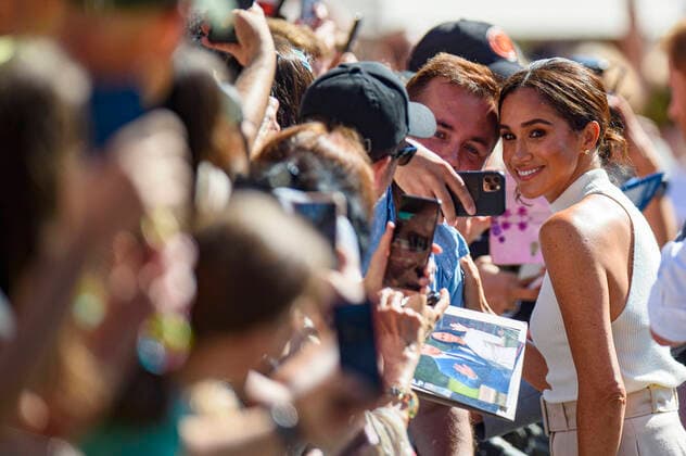 Entertainment Themen der Woche KW36 Entertainment Bilder des Tages Prinz Harry und Meghan in Düsseldorf Prinz Harry und Meghan, der Herzog und die Herzogin von Sussex, kommen am 6. September 2022 in die Landeshauptstadt, ein Jahr vor den INVICTUS GAMES DÜSSELDORF 2023. Herzogin Meghan macht Fotos mit Zuschauern, Düsseldorf Nordrhein-Westfalen Deutschland *** Prince Harry and Meghan in Düsseldorf Prince Harry and Meghan, the Duke and Duchess of Sussex, arrive in the state capital on September 6, 2022, one year before the INVICTUS GAMES DÜSSELDORF 2023 Duchess Meghan takes photos with spectators, Düsseldorf North Rhine Westphalia Germany Copyright: xChristopherxNeundorfx