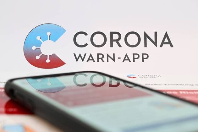 Stock- und Symbolbilder I 13.01.2022 Corona-Warn-App, Corona Warn App, rot, erhöhtes Risiko, Begegnungen an 1 Tag mit erhöhtem Risiko, Risikobegegnung, rote Anzeige in der App, Warnung, RKI, Test, testen lassen, Zuhause bleiben, Corona-Warn app, Risiko-Ermittlung aktiv, Hinweis aus Risikobegegnung, PCR Test, Warnung auf dem Smartphone, lassen sie sich testen, rotes Display, panik, unruhe, Hamburg Studio Hamburg Deutschland *** Stock and icon images I 13 01 2022 Corona warning app, Corona warning app, red, increased risk, encounters on 1 day with increased risk, risk encounter, red display in the app, warning, RKI, test, get tested, stay at home, Corona warning app, risk investigation active, notice from risk encounter, PCR test, warning o Copyright: xLobeca FelixxSchlikisx